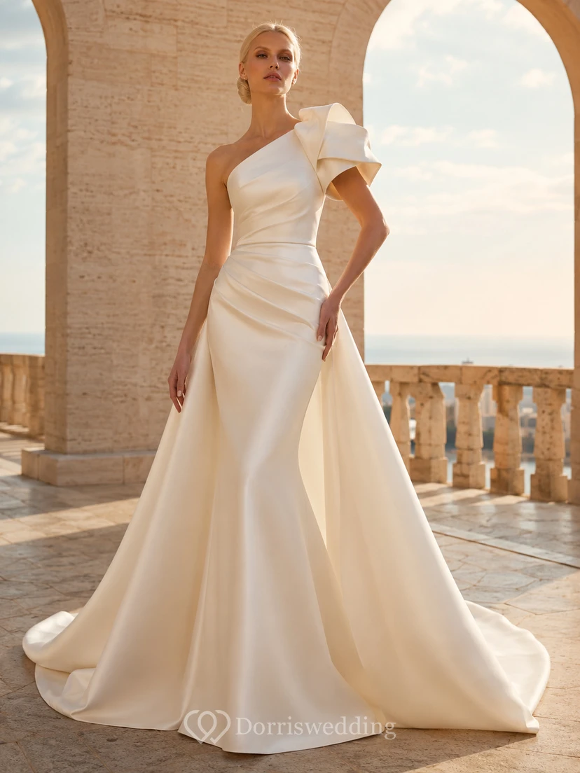 Robe de mariée asymétrique en satin à nœud sur une épaule, coupe trapèze drapée, style chapelle, style cape.