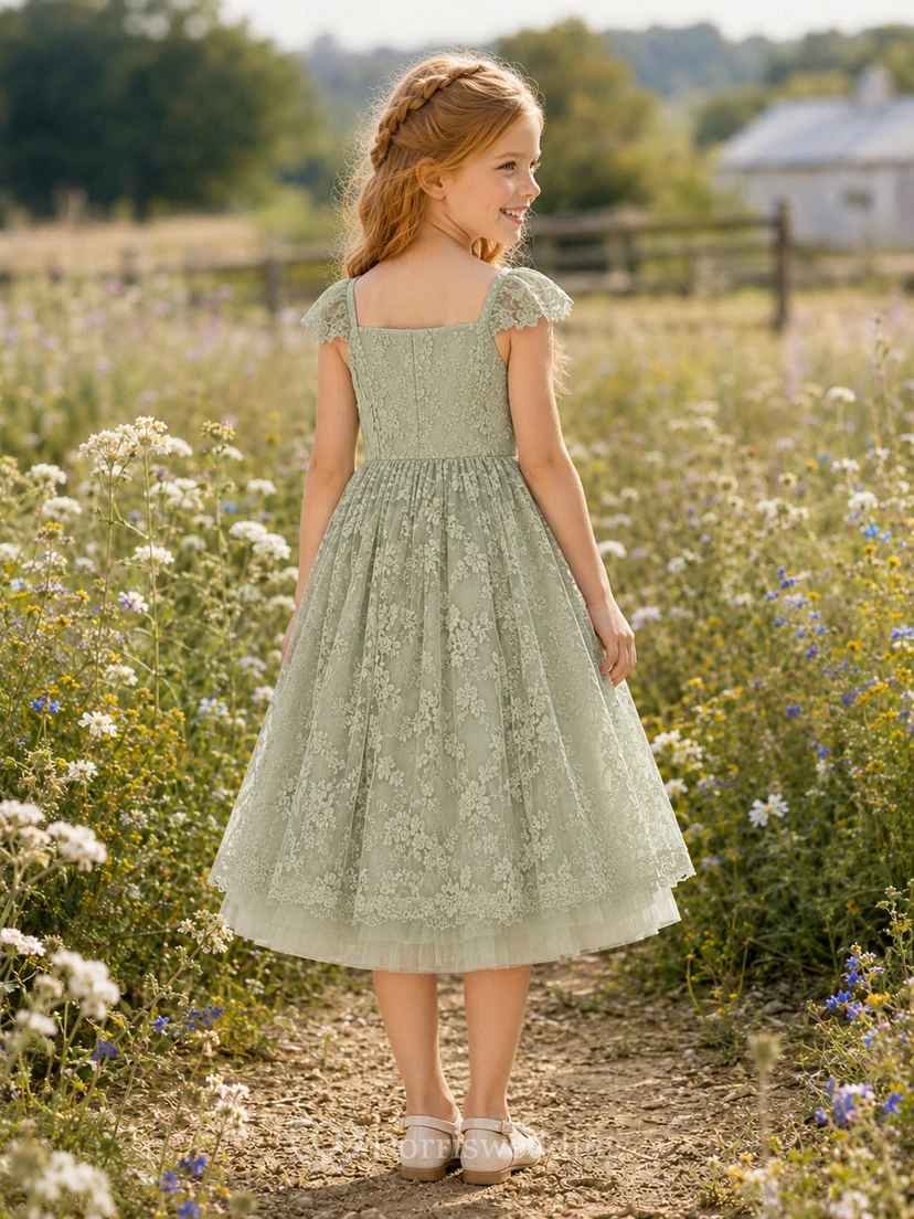 Robe de demoiselle d'honneur en dentelle sauge, coupe trapèze, manches courtes, col rond, longueur midi view 2