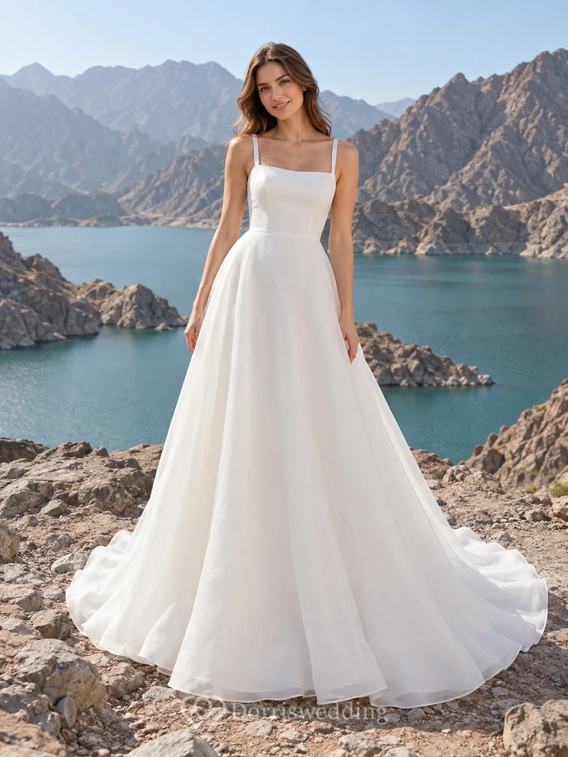 Vestido de novia sencillo de organza con tirantes finos y corte en A sin mangas