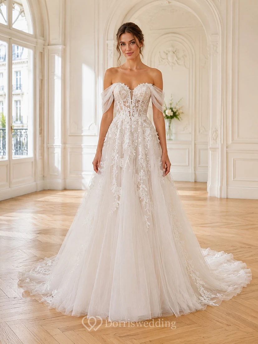 Robe de mariée raffinée en dentelle et tulle, épaules dénudées, manches courtes, coupe trapèze, traîne chapelle, ornée d'appliqués floraux, style terrasse