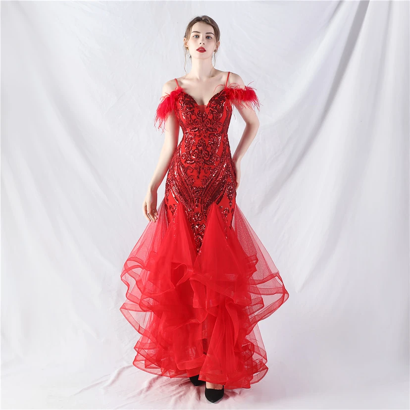Robe de danse artisanale en filet rigide orné de plumes d'autruche, de perles et de fleurs, confectionnée en maille. video preview