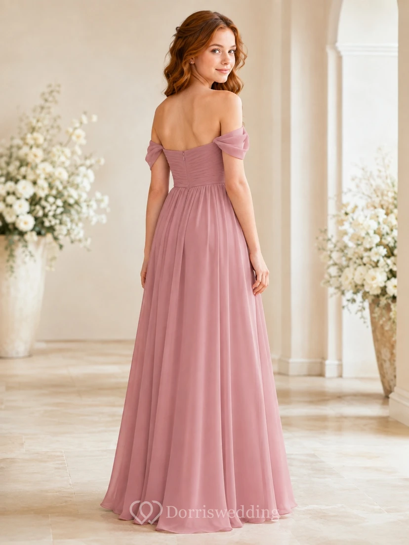 Vestido de dama de honor juvenil color rosa empolvado, corte en A, hombros descubiertos, manga corta, fruncido de pétalos, estilo romántico. view 2