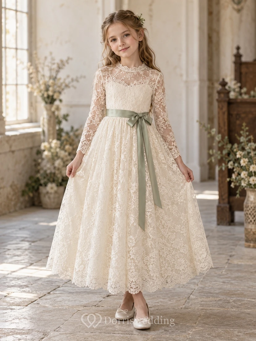 Vestido de niña de flores de manga larga, corte en A, encaje floral color marfil, hasta los tobillos, con fajín verde salvia.