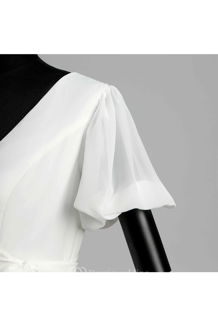 Robe de mariée trapèze à manches courtes bouffantes view 8
