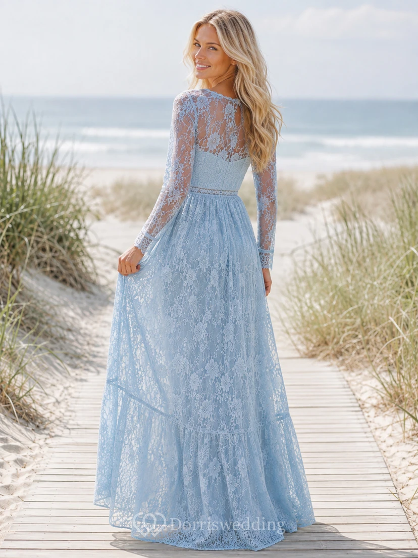 Vestido de dama de honor azul cielo con escote barco, mangas ilusión, encaje floral, corte en A, largo hasta el suelo y cremallera en la espalda. view 2