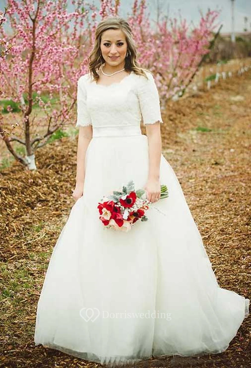 Vestido de novia modesto de princesa con escote redondo, mangas cortas, top de encaje y largo hasta la rodilla con fajín.
