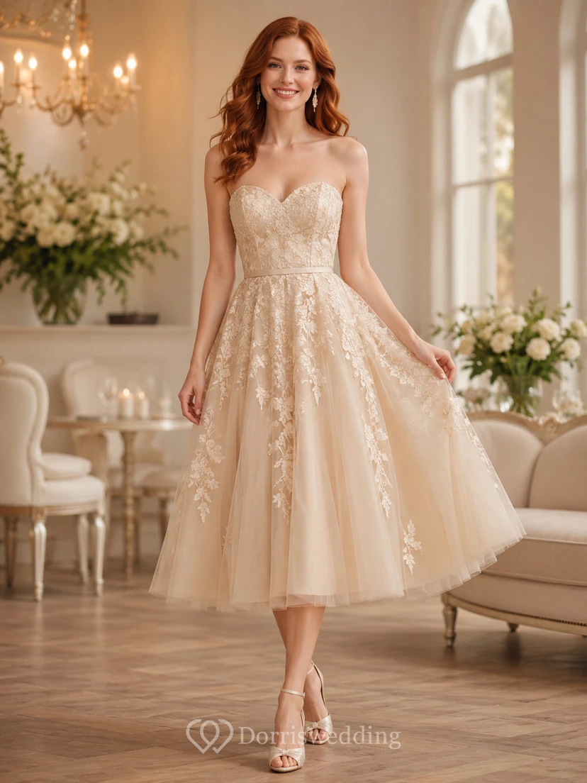 Vestido de novia de encaje y tul con escote en V, largo hasta la rodilla, cintura natural.