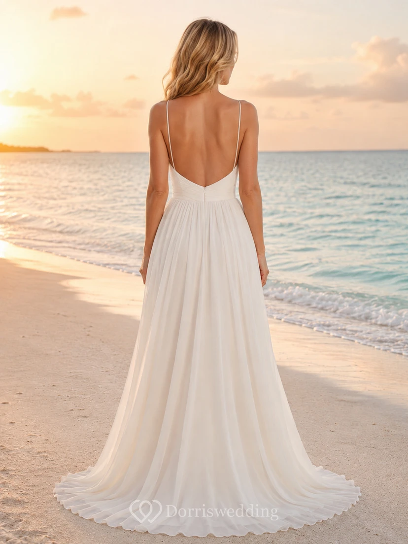 Robe de mariée de plage en mousseline, coupe trapèze, bretelles spaghetti, traîne et dos nu view 2
