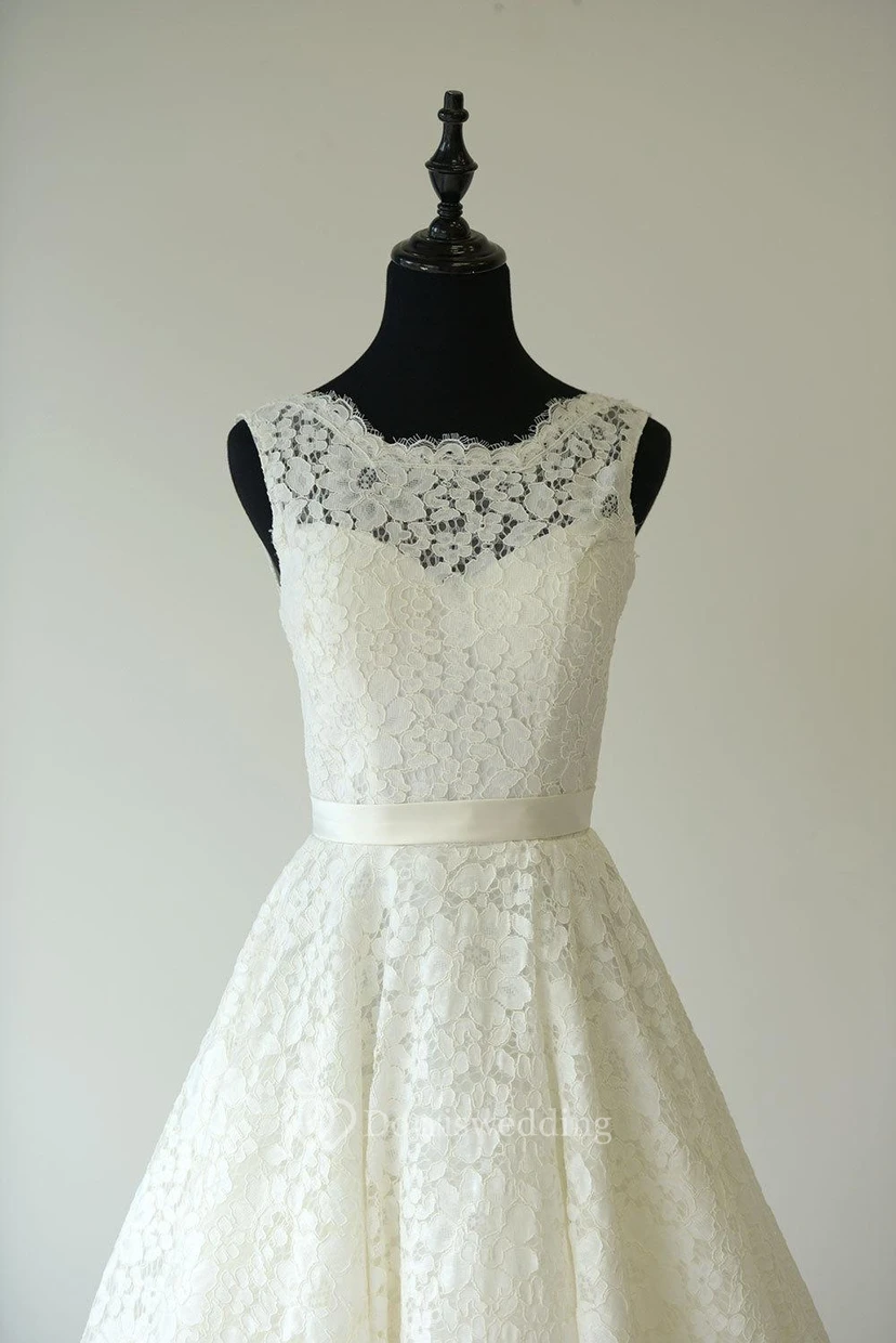 Robe en dentelle sans manches, coupe trapèze, longueur thé, dos nu en V et ceinture en satin. view 3