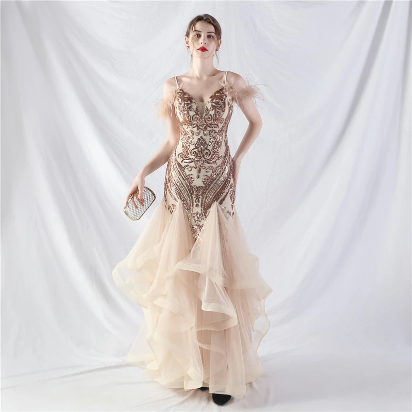 Robe de danse artisanale en filet rigide orné de plumes d'autruche, de perles et de fleurs, confectionnée en maille. view 35