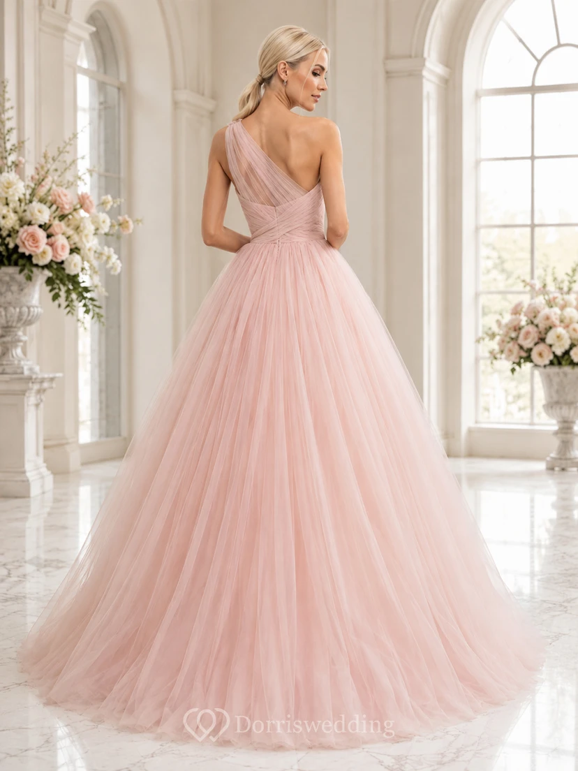 Vestido de novia de gala rosa palo con un solo hombro y estampado floral de tul para capilla view 2