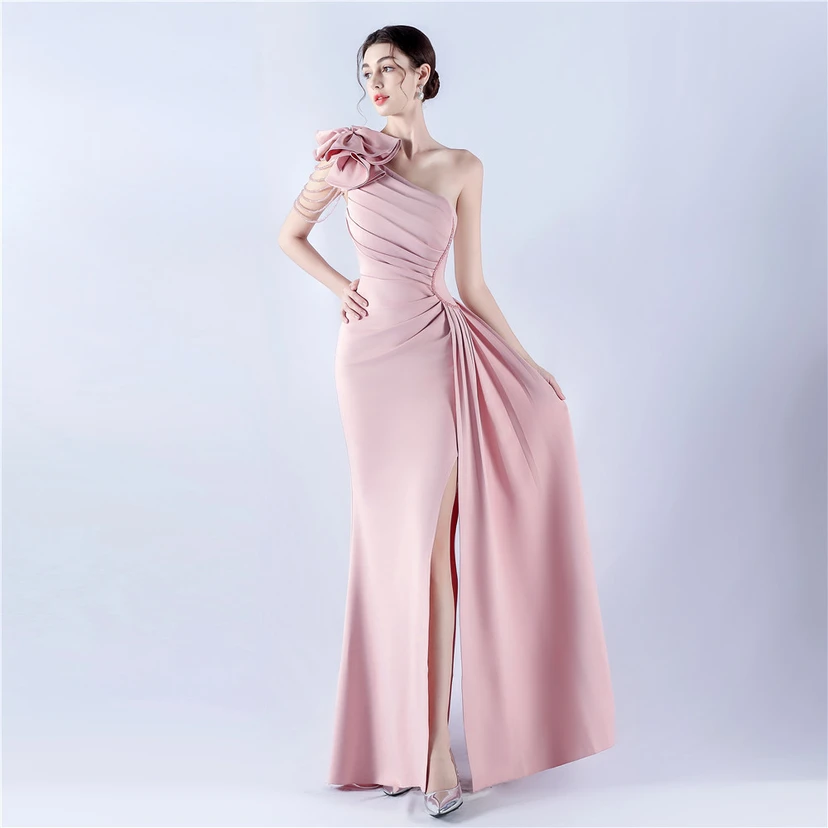 Vestido de noche de satén plisado con hombros descubiertos y escote alto, bordado a mano con cuentas y flores, para mujer. view 37