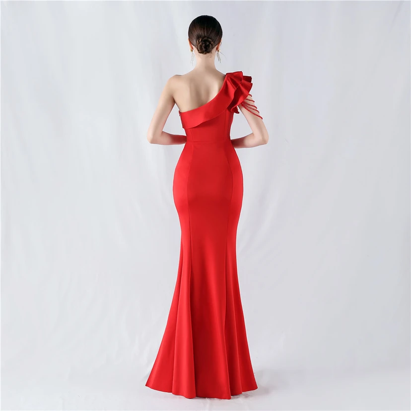 Vestido de noche asimétrico de satén con escote alto y cuello oblicuo, adornado con cuentas. view 42