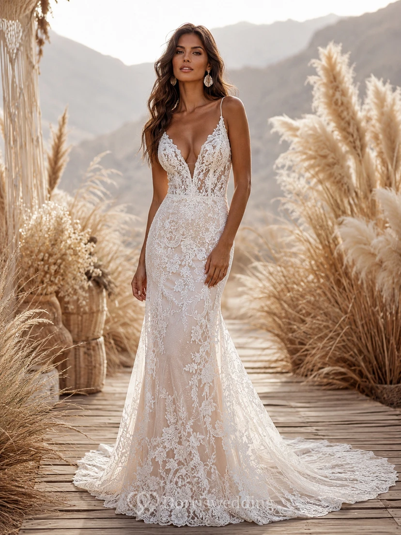 Vestido de novia bohemio sexy de encaje estilo sirena con tirantes finos, escote pronunciado y cola floral ajustada.