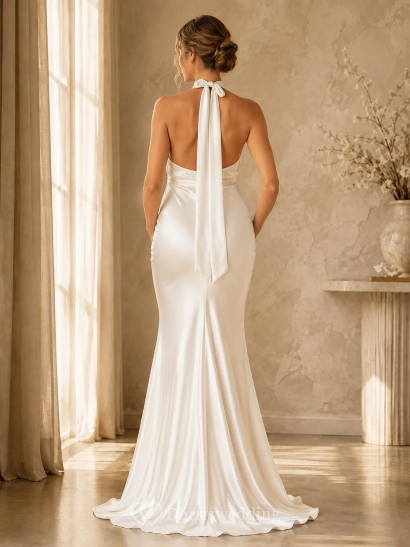 Vestido de novia premamá de satén sin mangas con escote halter y cola larga estilo sirena. view 2