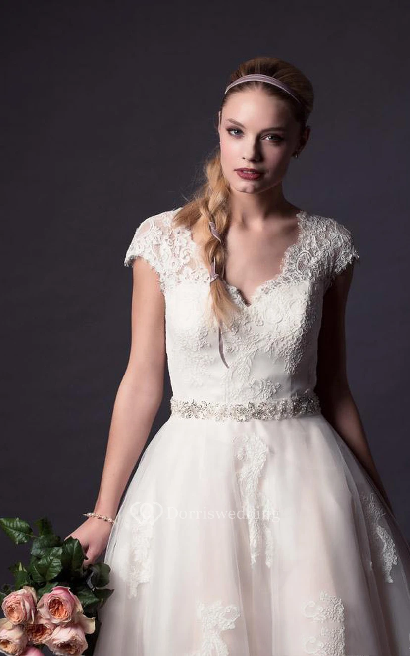 Robe trapèze mini col V à appliques et boutons en tulle et dentelle view 2