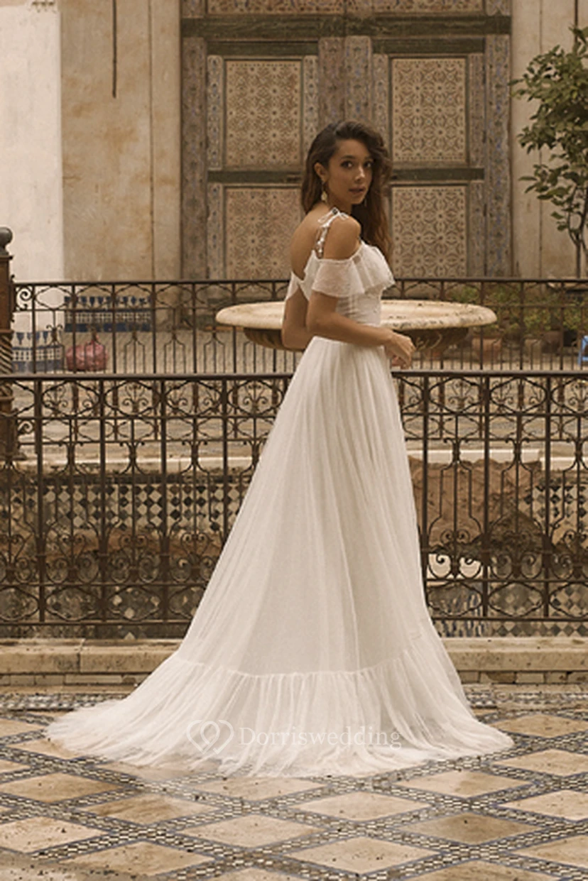 Robe de mariée en tulle adorable, à bretelles spaghetti et épaules dénudées, ornée de dentelle. view 5
