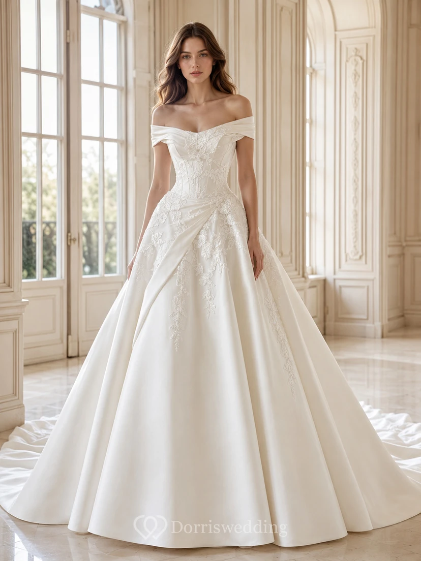 Vestido de novia clásico de satén con encaje, hombros descubiertos, cola capilla y largo hasta el suelo.