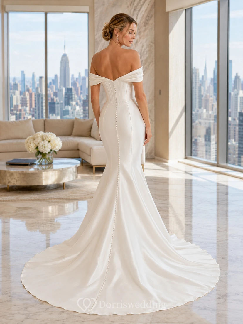 Robe de mariée minimaliste en satin, style sirène, épaules dénudées et traîne courte. view 2