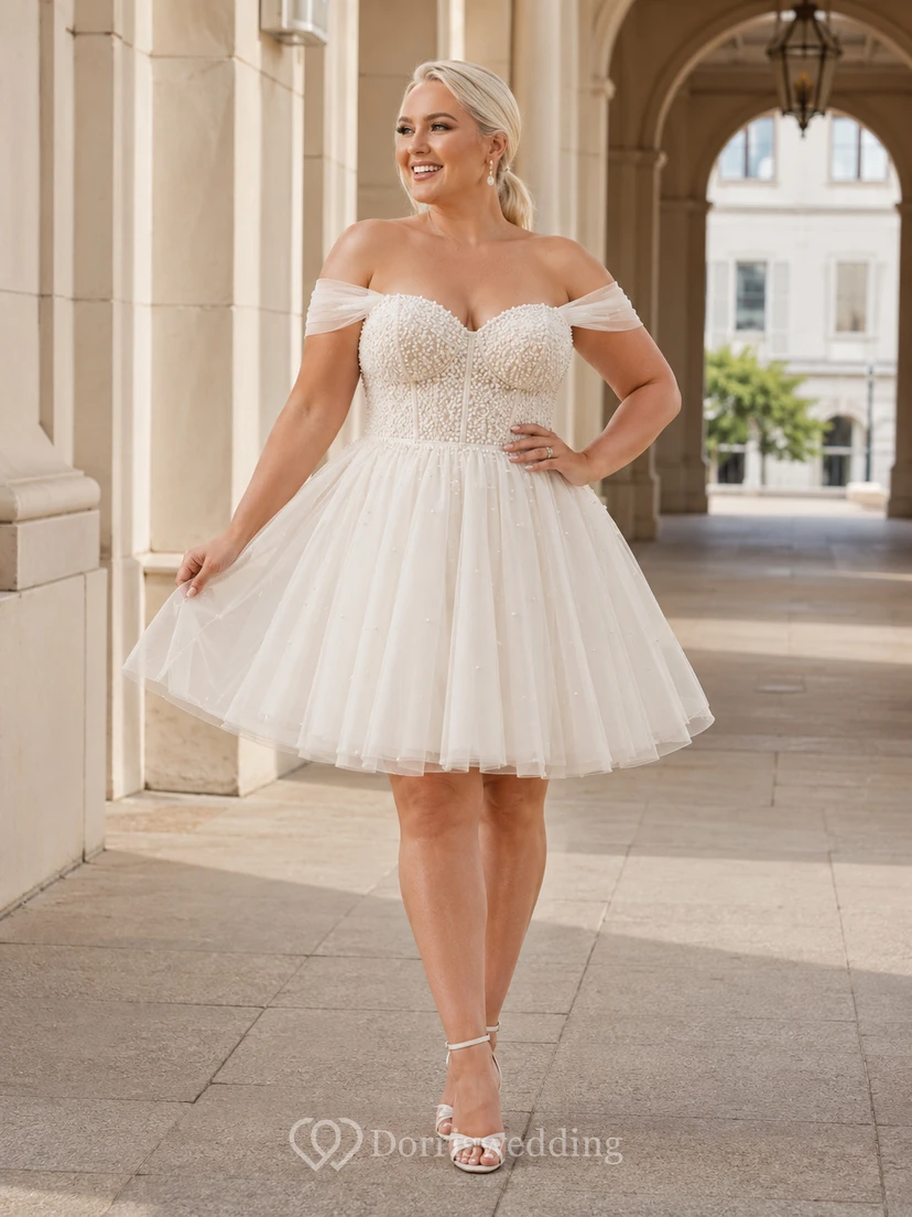 Robe de mariée romantique grande taille à épaules dénudées, manches courtes, en tulle, coupe trapèze, mini, style court, idéale pour une cérémonie civile.