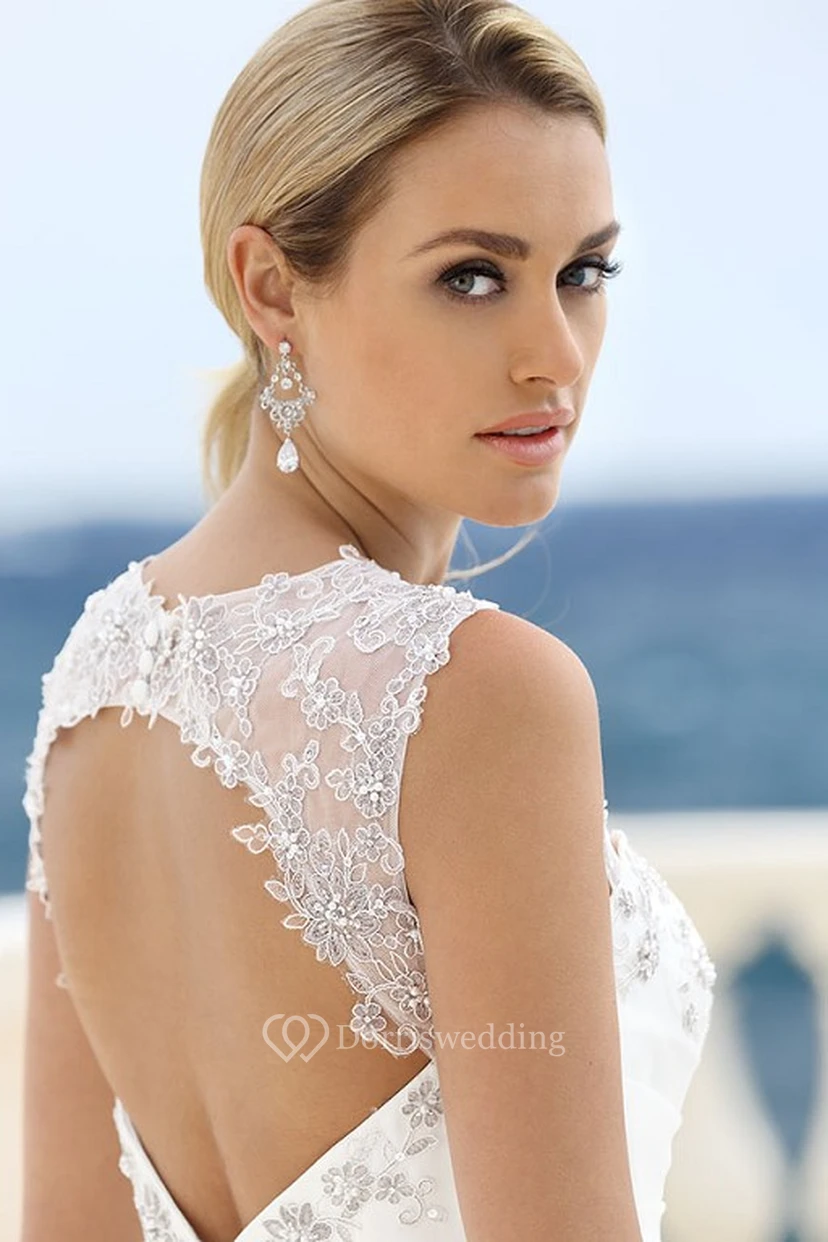 Robe de mariée longue en satin fleuri drapé à bretelles, ornée d'un ruban et d'une découpe en forme de goutte, avec décolleté en V. view 2