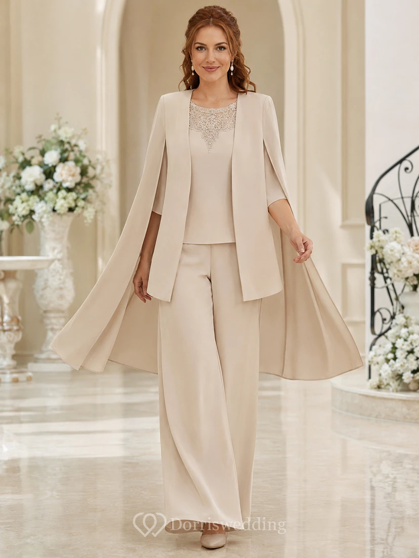 Veste cape sans manches à col bijou couleur champagne, pantalon deux pièces à jambes larges, tailleur-pantalon long.