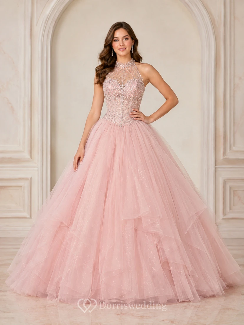 Robe de bal de luxe rose poudré à col montant, ornée de perles et de tulle illusion superposé, pour les 16 ans.