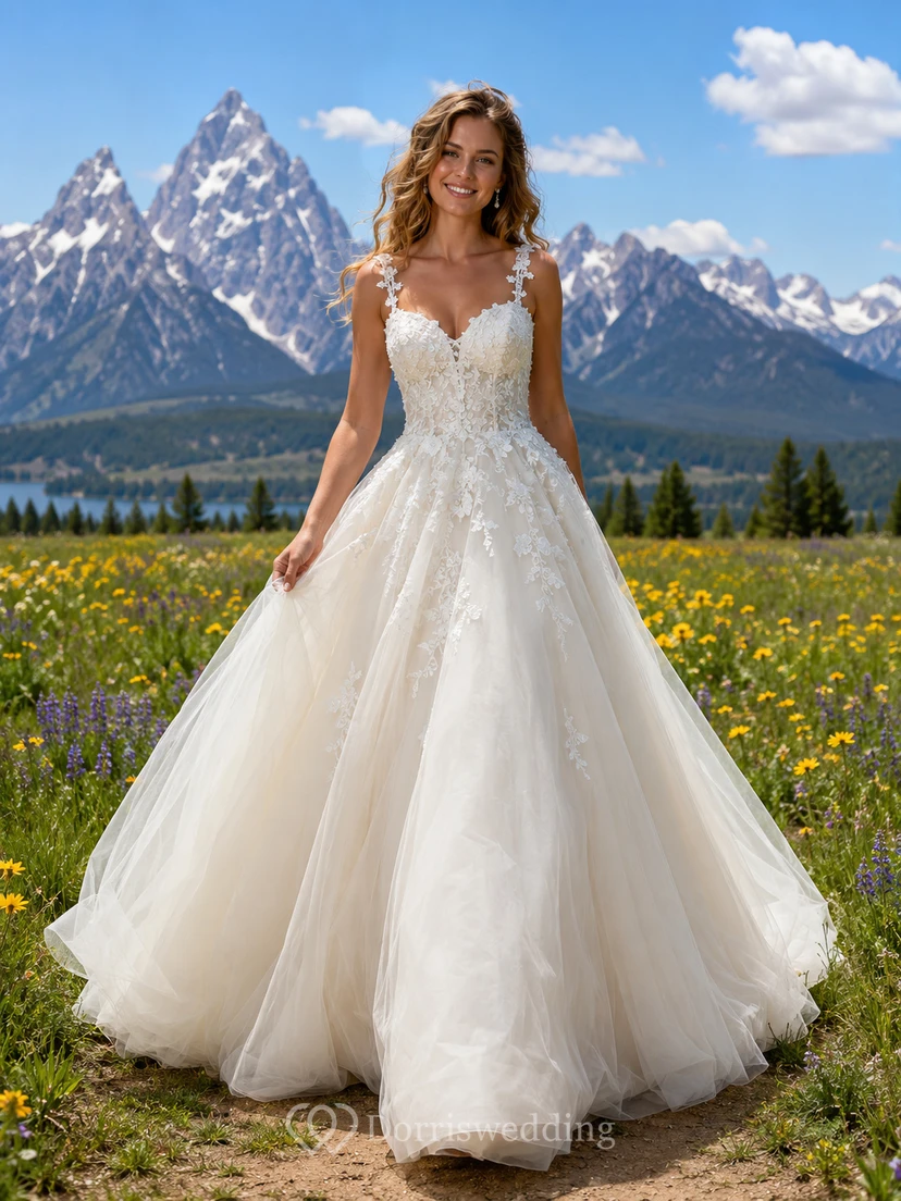 Robe de mariée champêtre en dentelle, corset à épaules dénudées, tulle et jupe trapèze avec traîne chapelle
