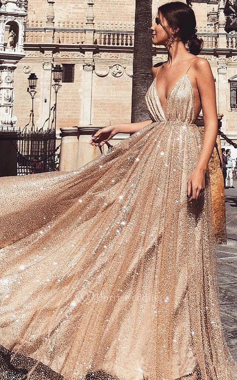 Robe de bal sexy à sequins, décolleté plongeant, style empire et coupe trapèze, avec bretelles spaghetti. view 8