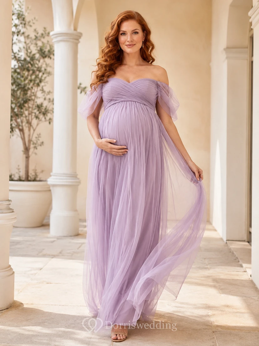 Robe de maternité lilas en tulle, épaules dénudées, coupe empire, longueur au sol, style romantique.