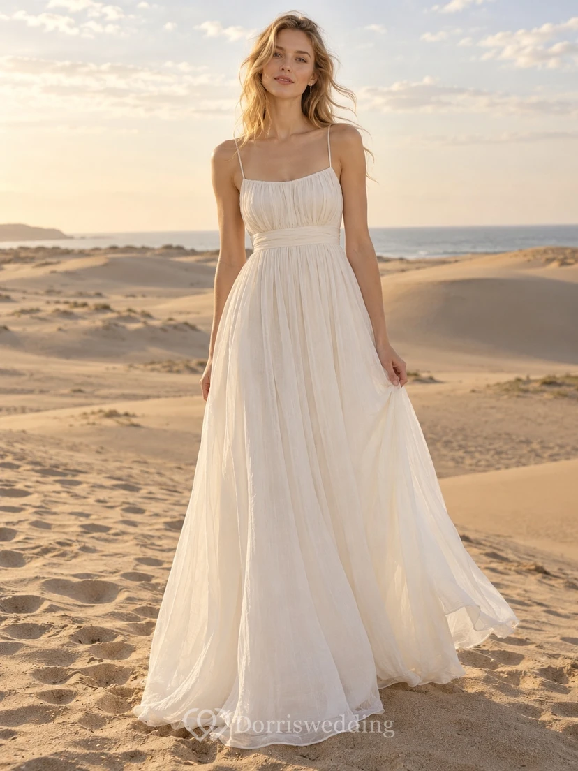 Einfaches, böhmisches Brautkleid mit Spaghettiträgern, gerafftem Oberteil und fließender A-Linie
