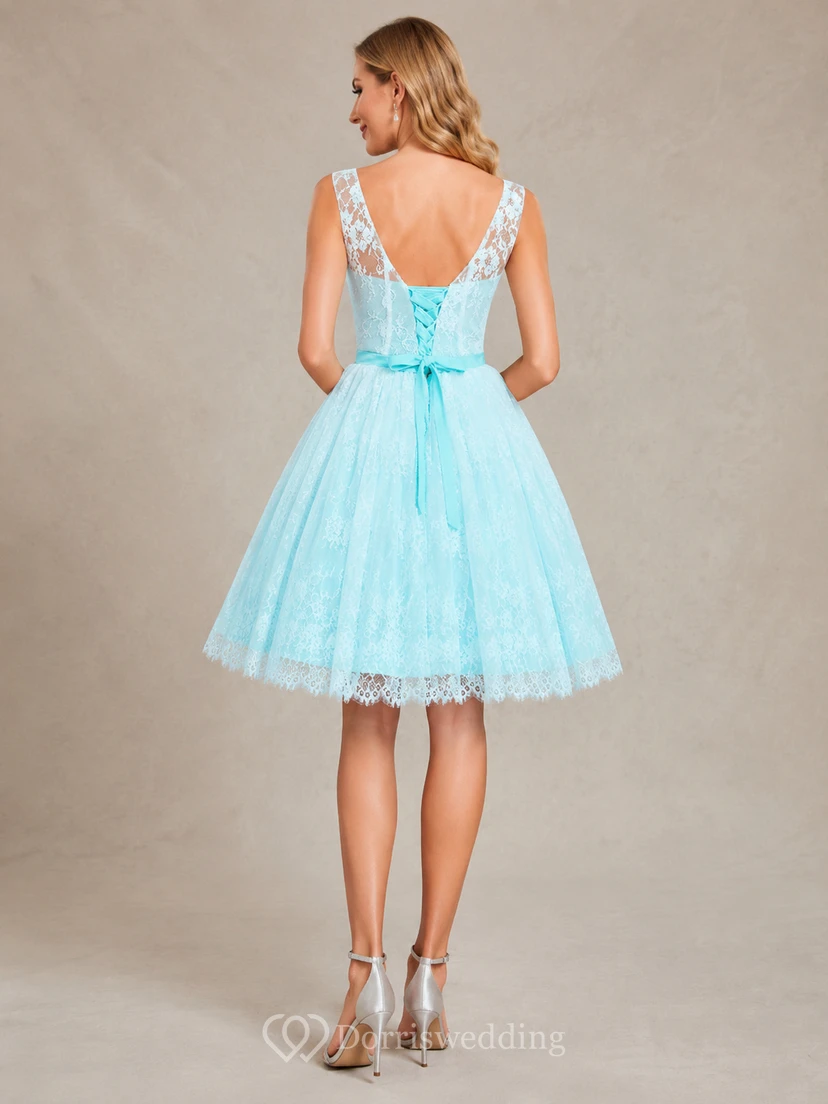 Robe trapèze arrivant au genou, manches courtes, ceinture en dentelle, plis et laçage view 2
