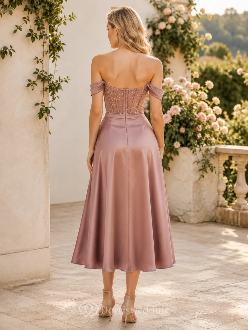Vestido midi de satén color rosa empolvado con corsé y hombros descubiertos para invitada. view 2