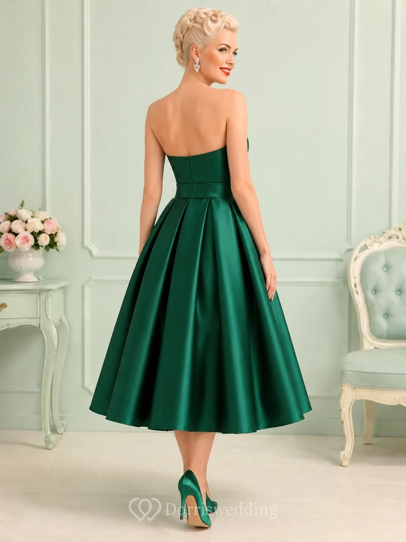 Vestido de gala de satén esmeralda sin tirantes con escote corazón y largo hasta la rodilla view 2
