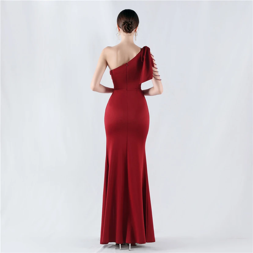 Vestido de noche de satén de alta gama con encaje de diamantes y diseño artesanal. view 6