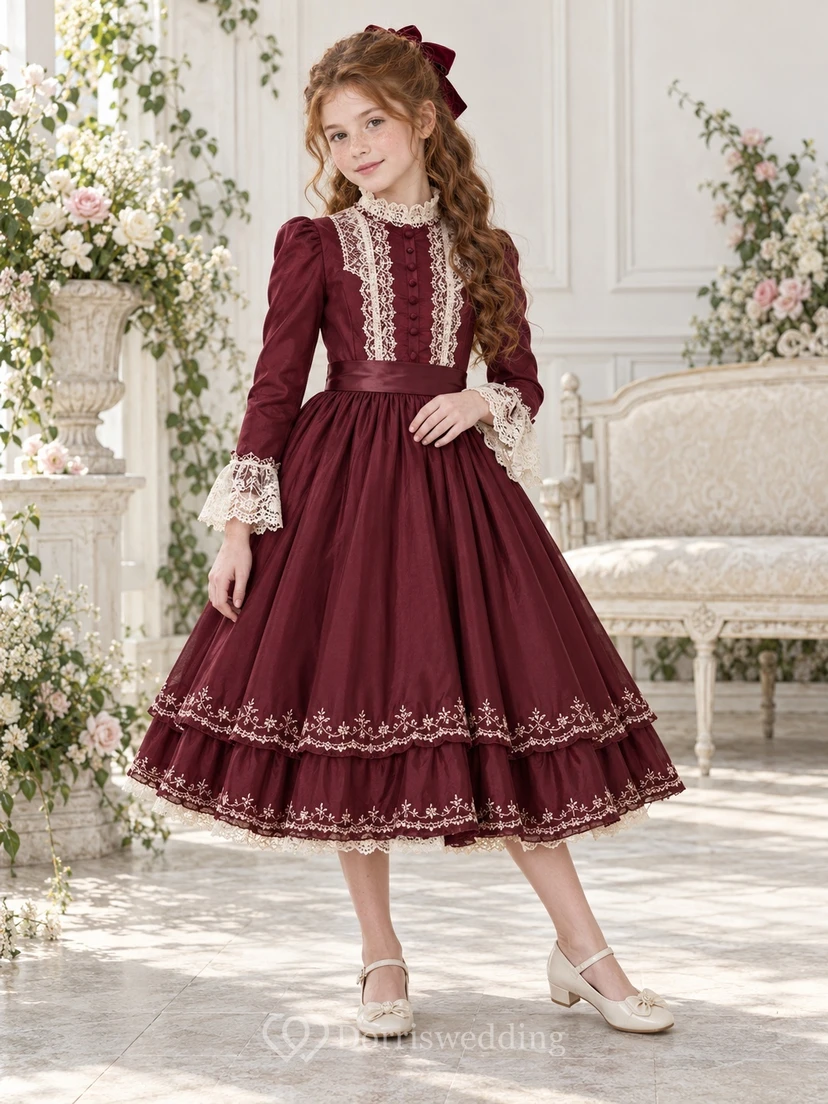 Teelanges, hochgeschlossenes, langärmeliges, burgunderrotes A-Linien-Kleid mit Spitzenmanschetten, Einsätzen und Rüschensaum – ein perfektes Blumenmädchenkleid