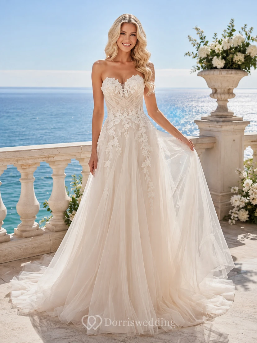 Robe de mariée romantique bustier en dentelle et tulle, dos nu, style chapelle, plage