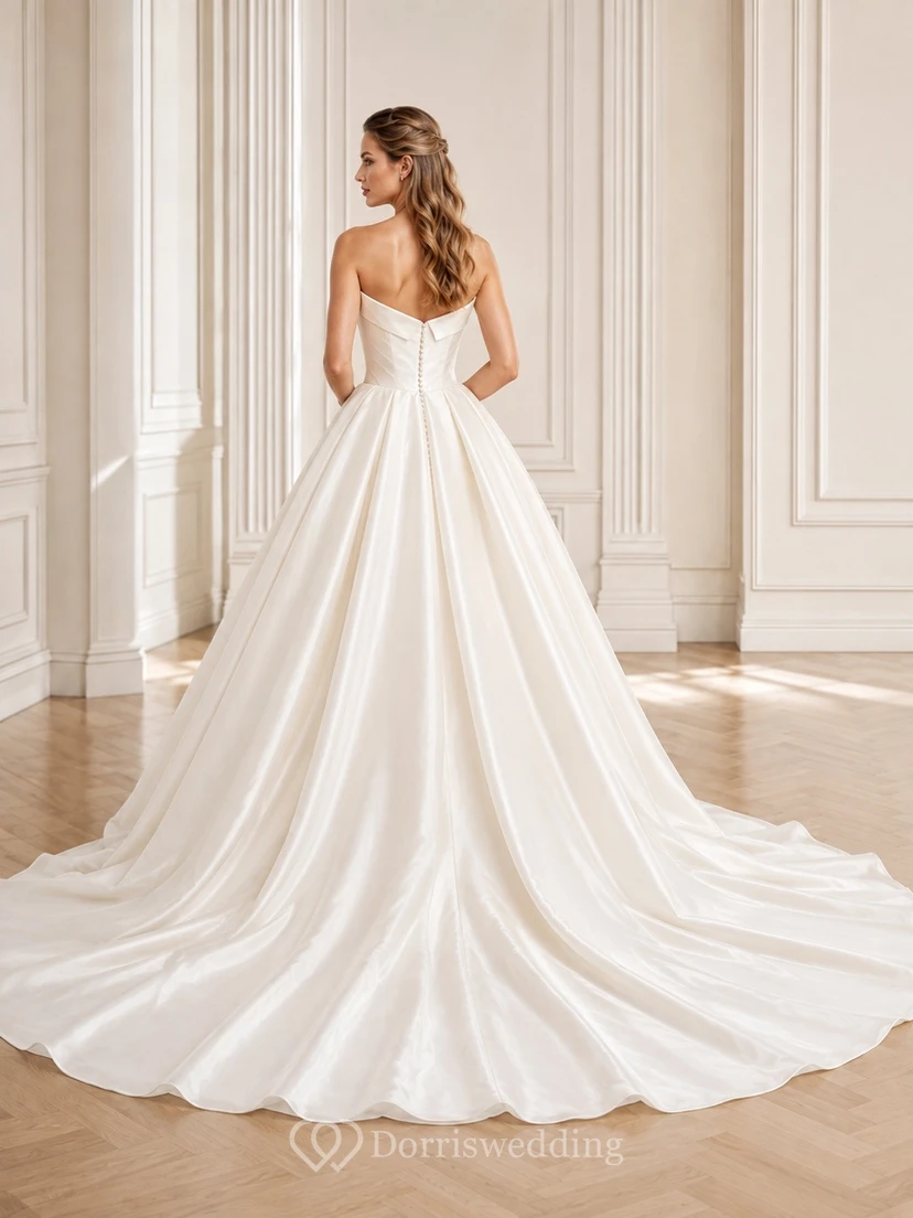 Vestido de novia sencillo de corte princesa sin tirantes con escote corazón y cola de capilla. view 2