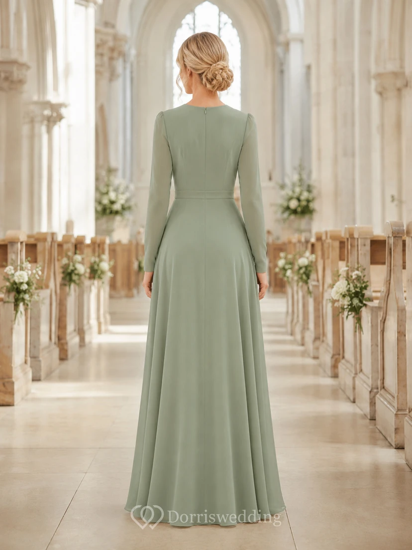 Robe de demoiselle d'honneur vert sauge, sobre, à manches longues en mousseline, arrivant au sol view 2