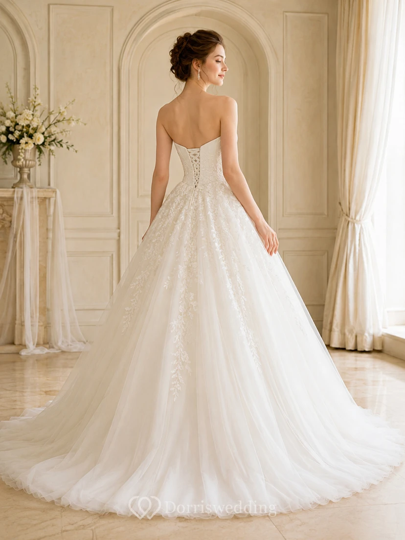 Trägerloses Ballkleid mit Herzausschnitt, floraler Spitze und luxuriöser Kapellenschleppe view 2