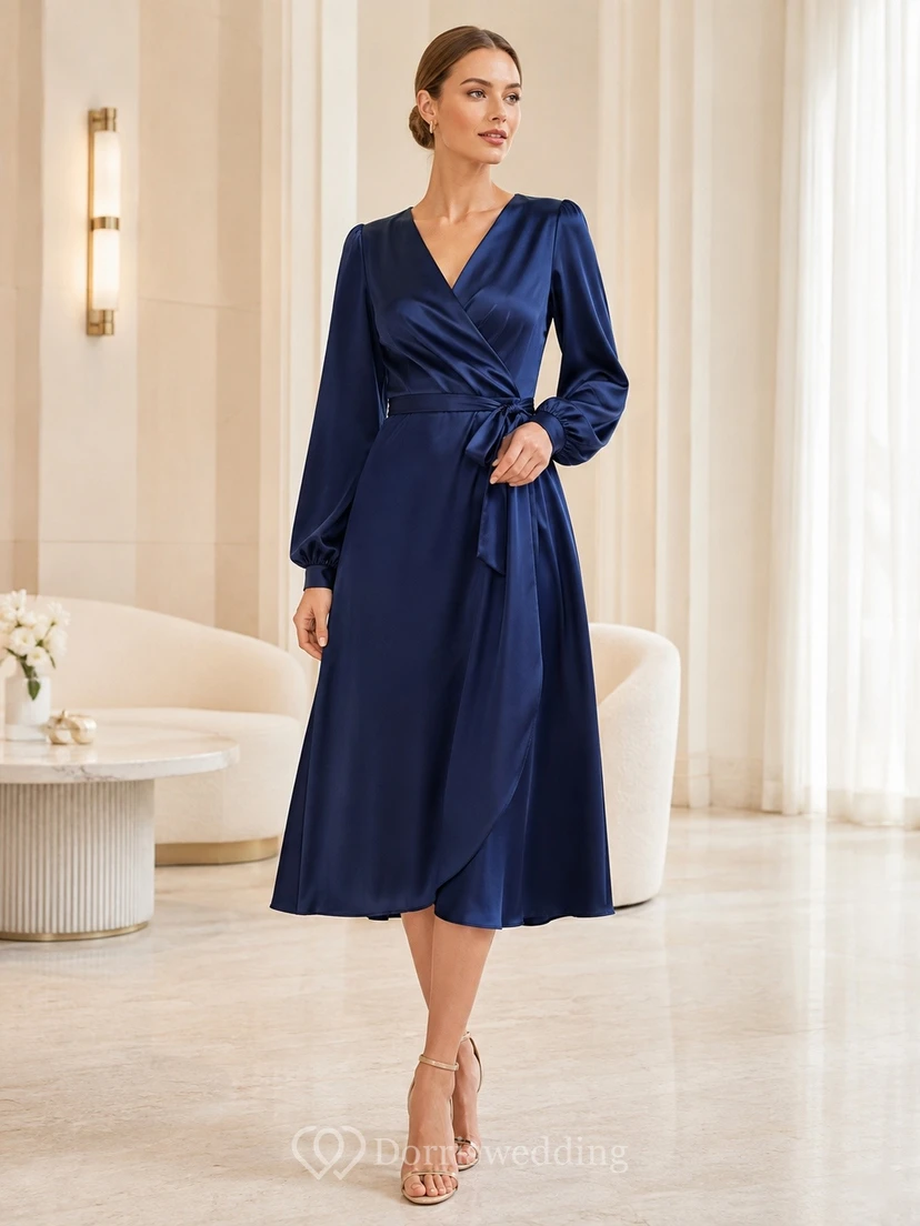 Robe midi trapèze en satin bleu marine à col V cache-cœur et manches longues