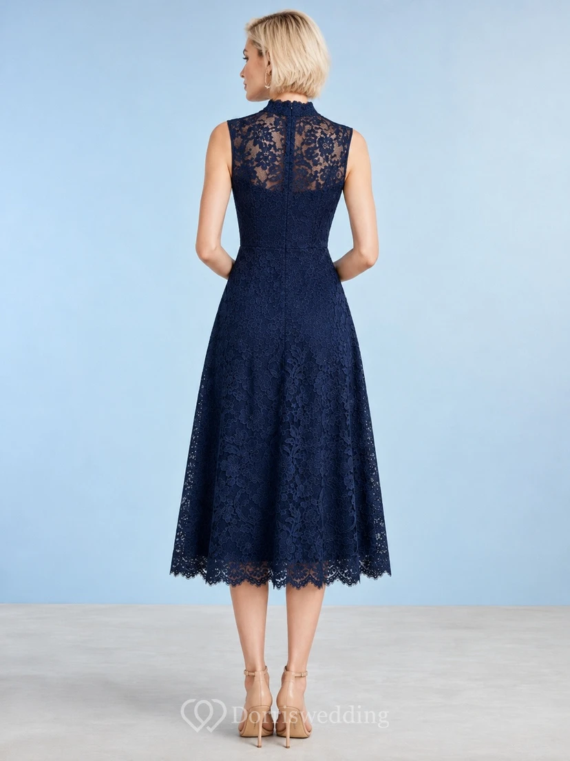 Robe de soirée sobre en dentelle bleu marine, coupe trapèze, longueur thé, col montant, sans manches view 2