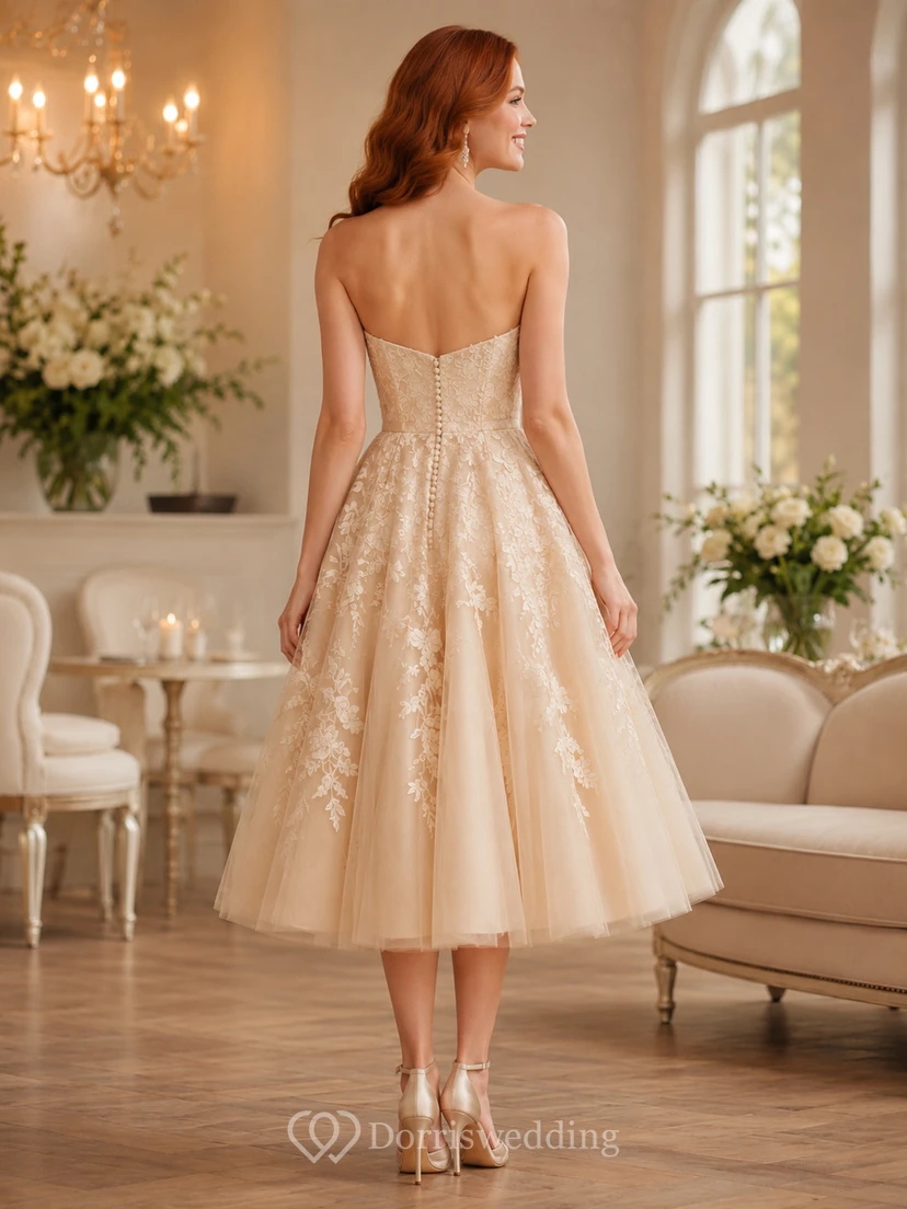 Vestido de novia de encaje y tul con escote en V, largo hasta la rodilla, cintura natural. view 2