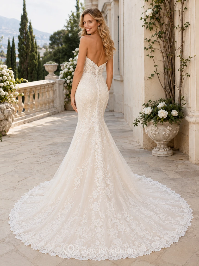 Robe de mariée sirène en tulle ornée de dentelle florale et sans bretelles, décolleté en cœur et traîne cathédrale view 2