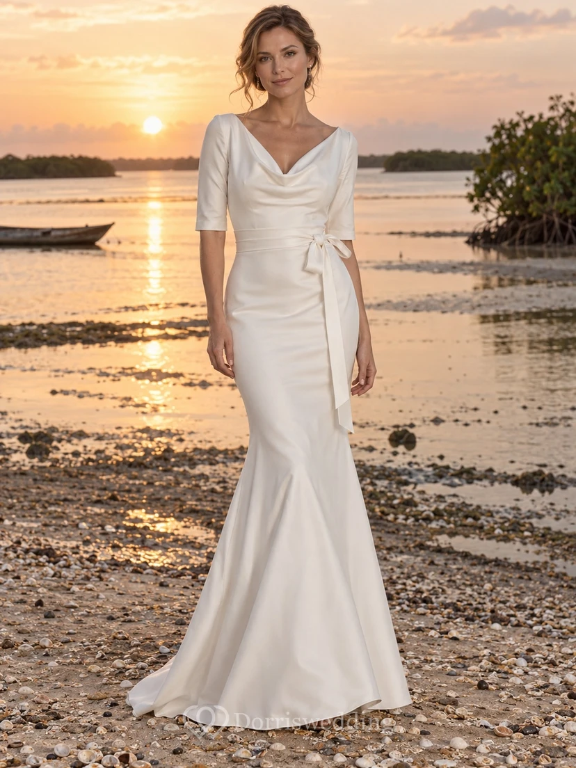 Vestido de novia sencillo de playa con cuello drapeado, manga corta, satén y escote sirena, espalda baja.