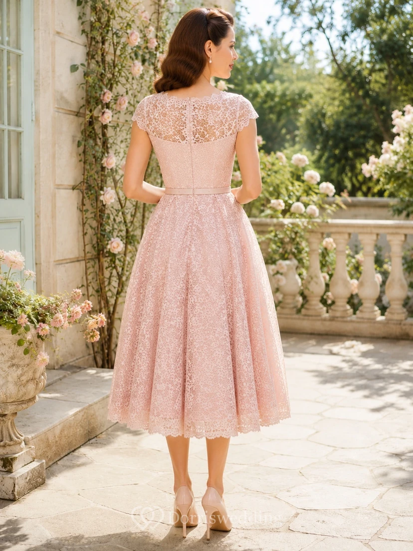 Vestido de cóctel romántico de los años 50, estilo años 50, con mangas cortas de encaje color rosa empolvado, escote barco y largo hasta la rodilla. view 2