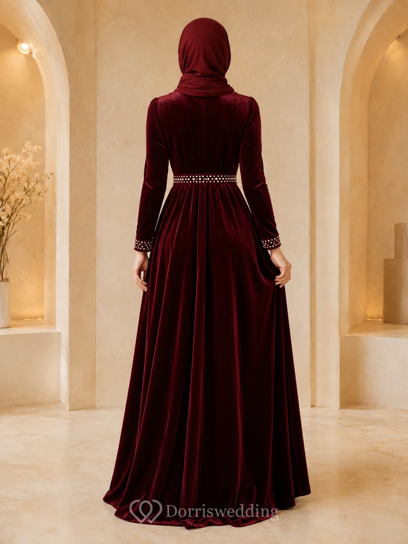 Schlichtes burgunderrotes, hochgeschlossenes, langärmeliges, perlenbesetztes Samt-Abendkleid in A-Linie mit Hijab-Abendkleid-Stil, bodenlang. view 2