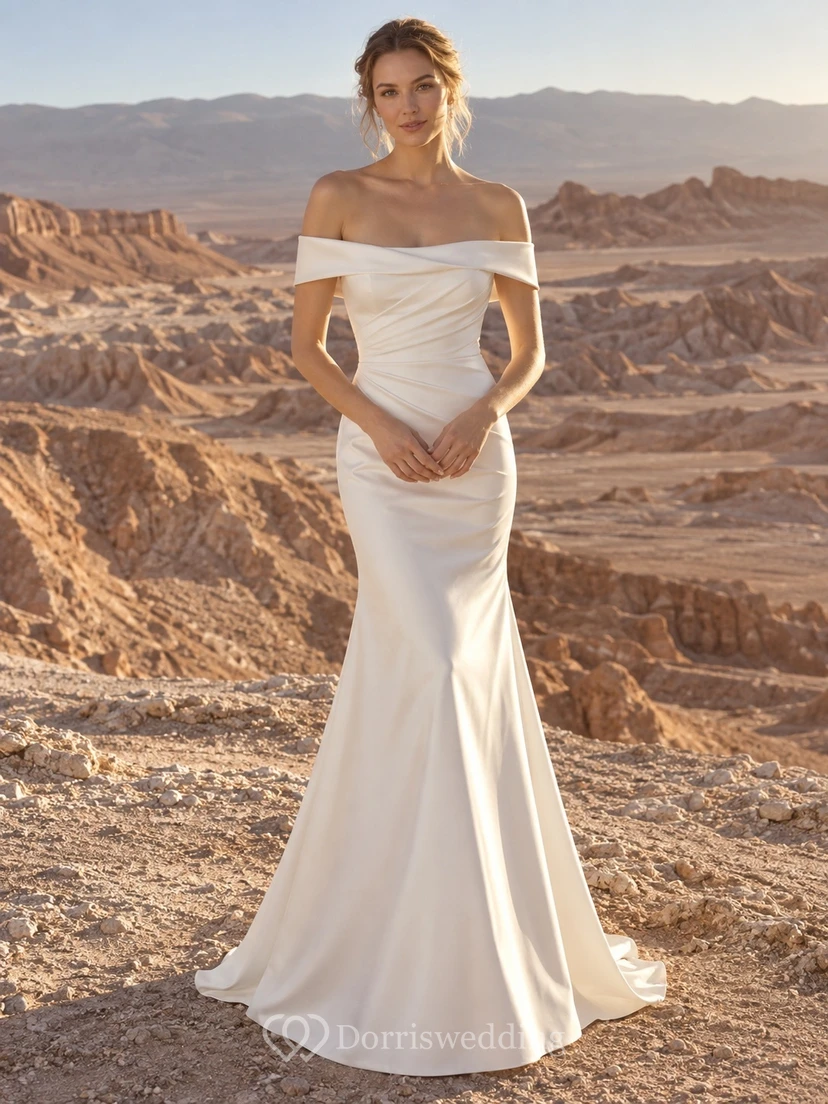 Vestido de novia sencillo de satén estilo sirena con hombros descubiertos, cuello plegado y corpiño fruncido.