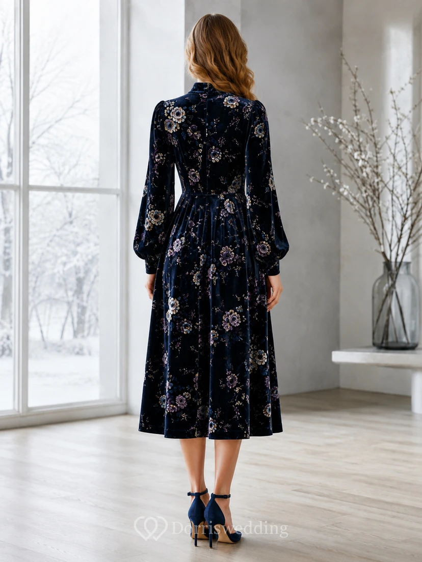 Vestido midi de corte A con cuello alto y mangas largas de terciopelo azul marino con estampado floral view 2