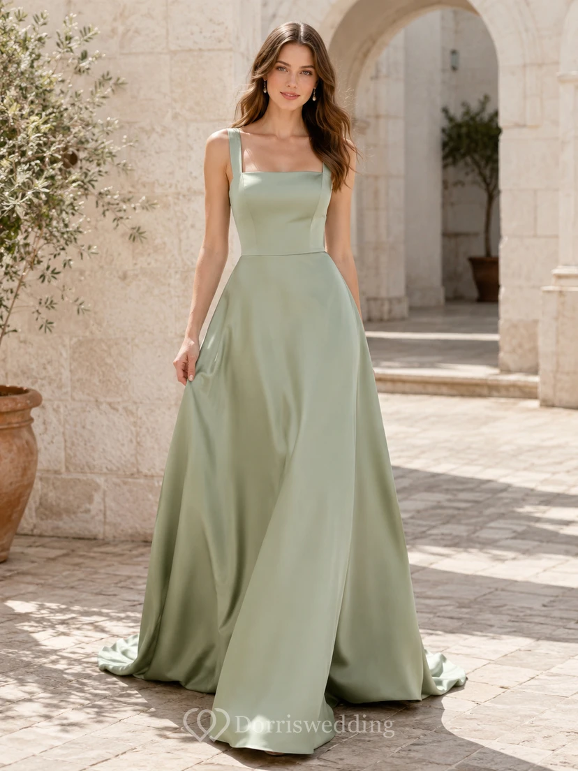 Robe de mariée en satin sauge à bretelles carrées, coupe trapèze et traîne.